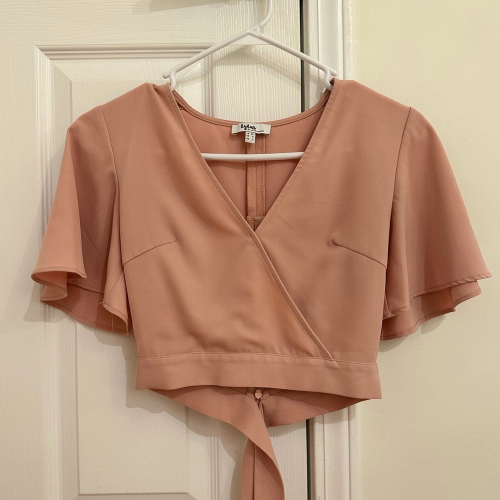 Flutter sleeved crop top